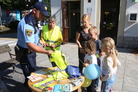 PREDSTAVITEV ETM PRED KULTURNIM DOMOM 08 FOTO LJUBO VUKELIČ
